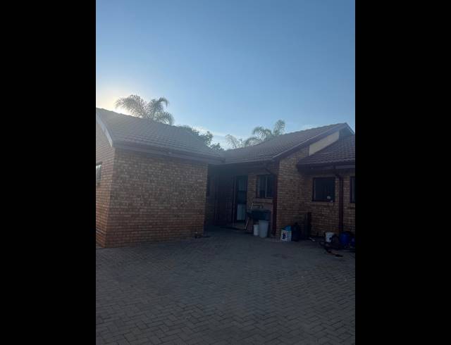 3 BEDROOM HOUSE FOR SALE IN FLORA PARK